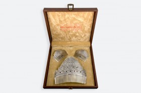 JUEGO PEINETAS CON ESTUCHE ADPN005 PX, ACABADO PLATA VIEJA, DE LA COLECCIÓN MÁXIMO BETRO.