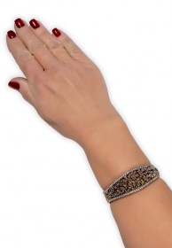 PULSERA ADPU6195 PL, ACABADO CHAPADO PLATA OXI, CON CRISTALES SWAROVSKI® DE LA COLECCIÓN MÁXIMO BETRO.