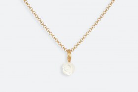 COLGANTE PLATA DE LEY 925 9366 OB, ACABADO EN ORO BRILLO DE 1 MICRA DE ORO DE 24 KT, NACAR NATURAL BLANCO.