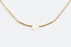 COLGANTE PLATA DE LEY 925 9367 OB, ACABADO EN ORO BRILLO DE 1 MICRA DE ORO DE 24 KT, NACAR NATURAL BLANCO.