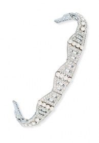 TIARA PLATA 9067, ACABADO RODIO, CON 224 CRISTALES y 24 PERLAS DE SWAROVSKI DE LA COLECCION MAXIMO BETRO.